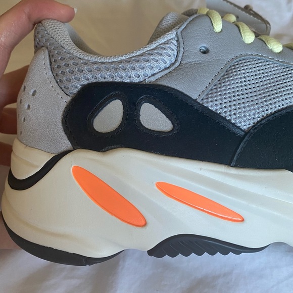 YEEZY 700 BOOST - Picture 4 of 8